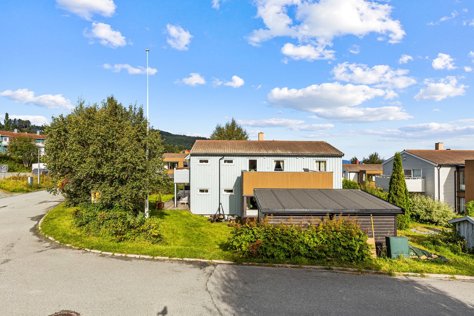 Her har du umiddelbar nærhet til dagligvare og kollektivtransport, samt flere servicefunksjoner som Byåsen butikksenter og Sverresborg museum. Galleribilde