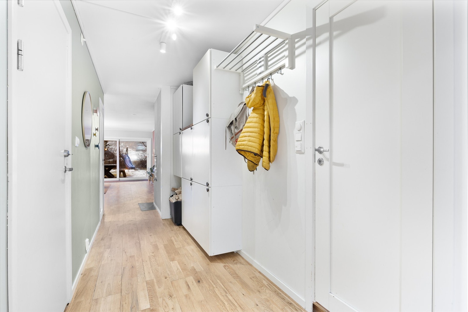 Lys og fin entré på 7,8 kvm med enkel klesoppheng og oppbevaring i skap. Galleribilde