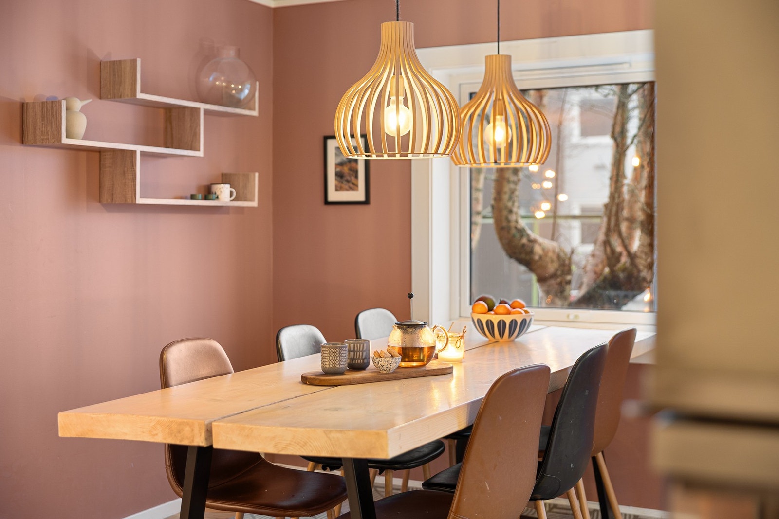 Mellom stuen og kjøkkenet er det god plass til spisebord for store og små sammenkomster. Galleribilde