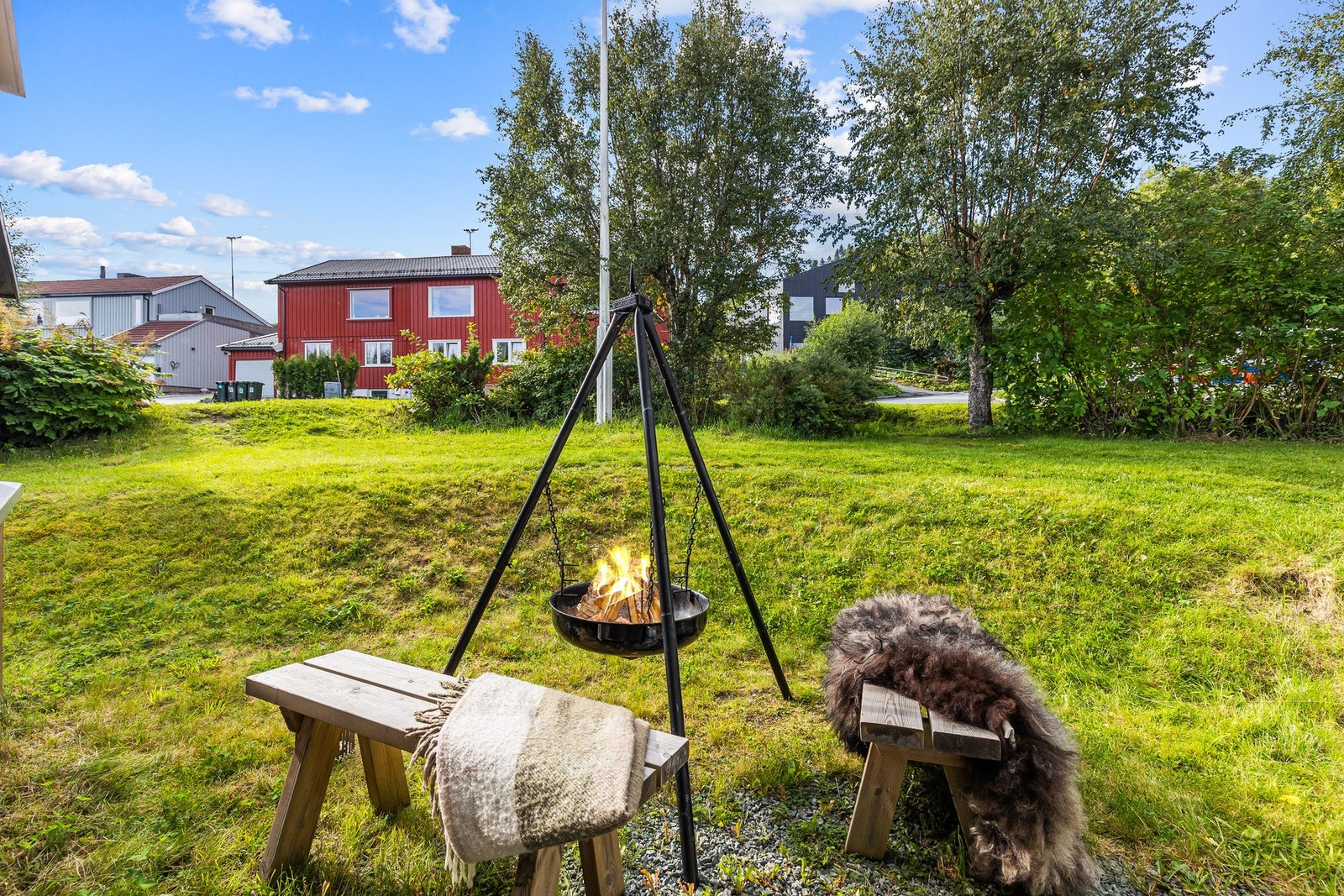 Fantastisk, skjermet hage med god plass til trampoline, sittebenker og bålpanne. Galleribilde