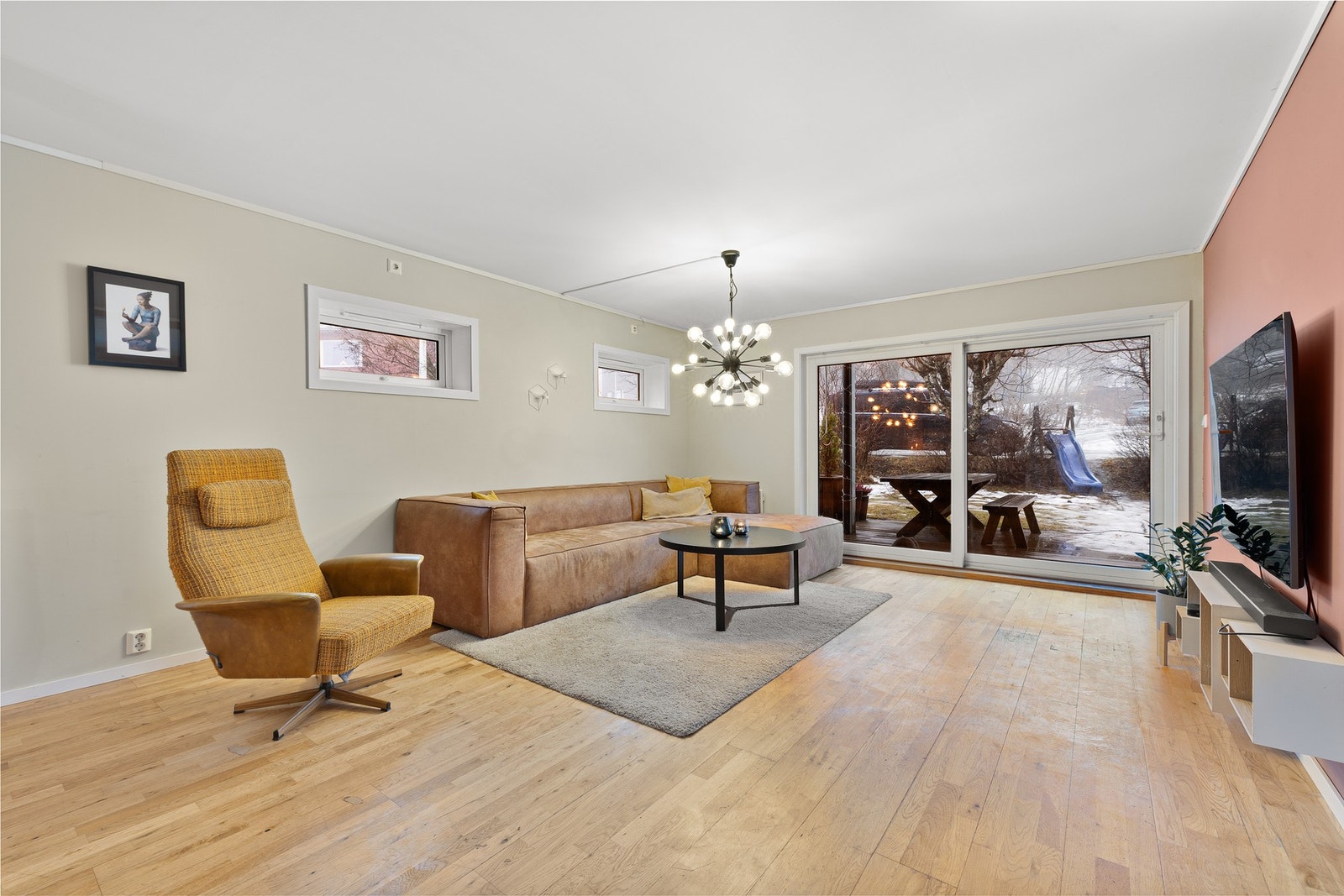 På stuen er det store vindusflater som gir rikelig med naturlig lysinnslipp. Galleribilde