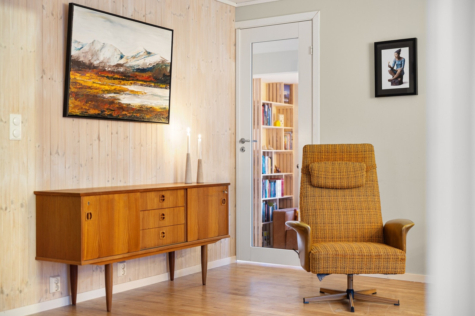 Det er plass til å møblere i flere ulike soner på stuen. Galleribilde