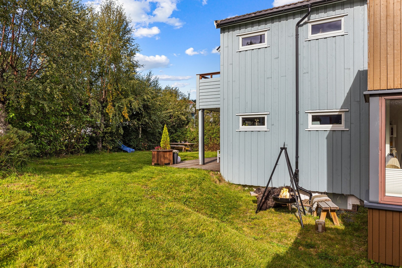 Fantastisk, skjermet hage med god plass til trampoline, sittebenker og bålpanne. Galleribilde