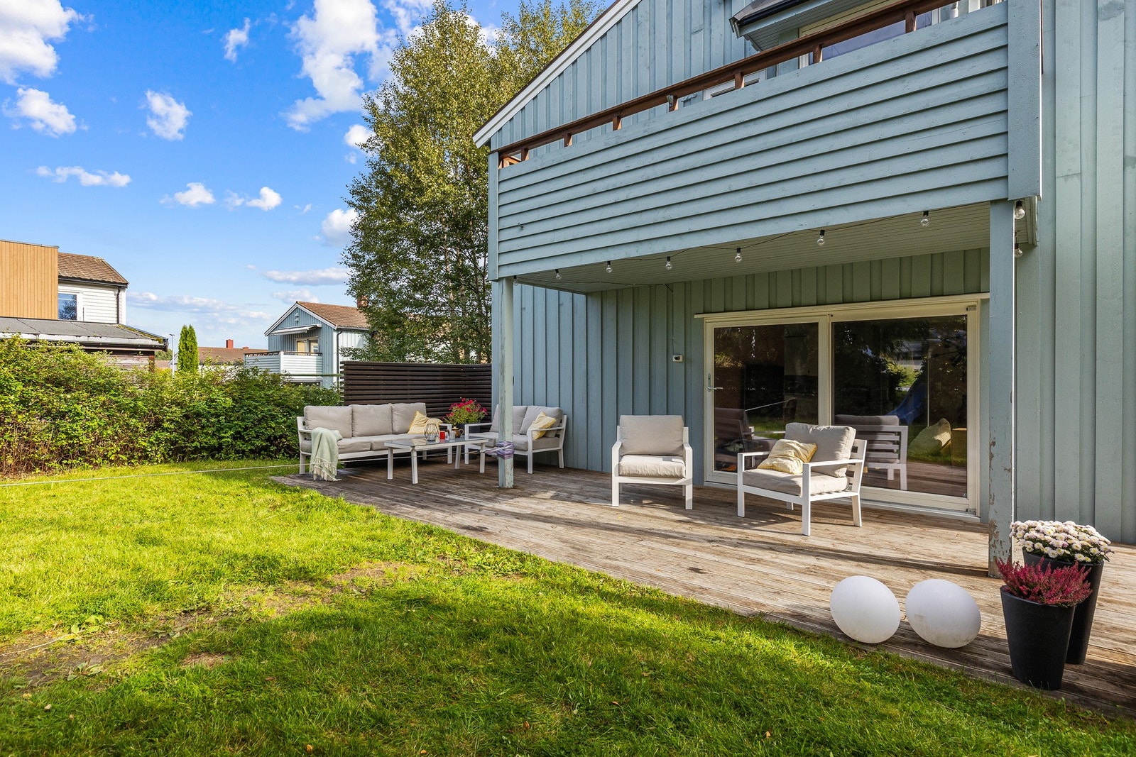 Boligen har en stor og solrik terrasse på 27,2 kvm. Sommerbilder tatt i forbindelse med planlagt salg. Galleribilde