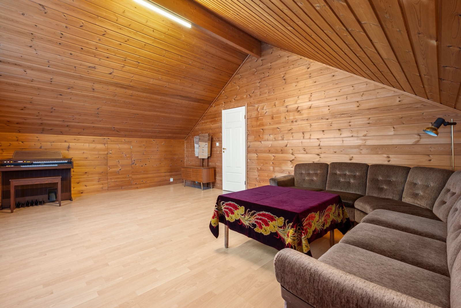 Denne stua er på 26m² og har god takhøyde. Galleribilde