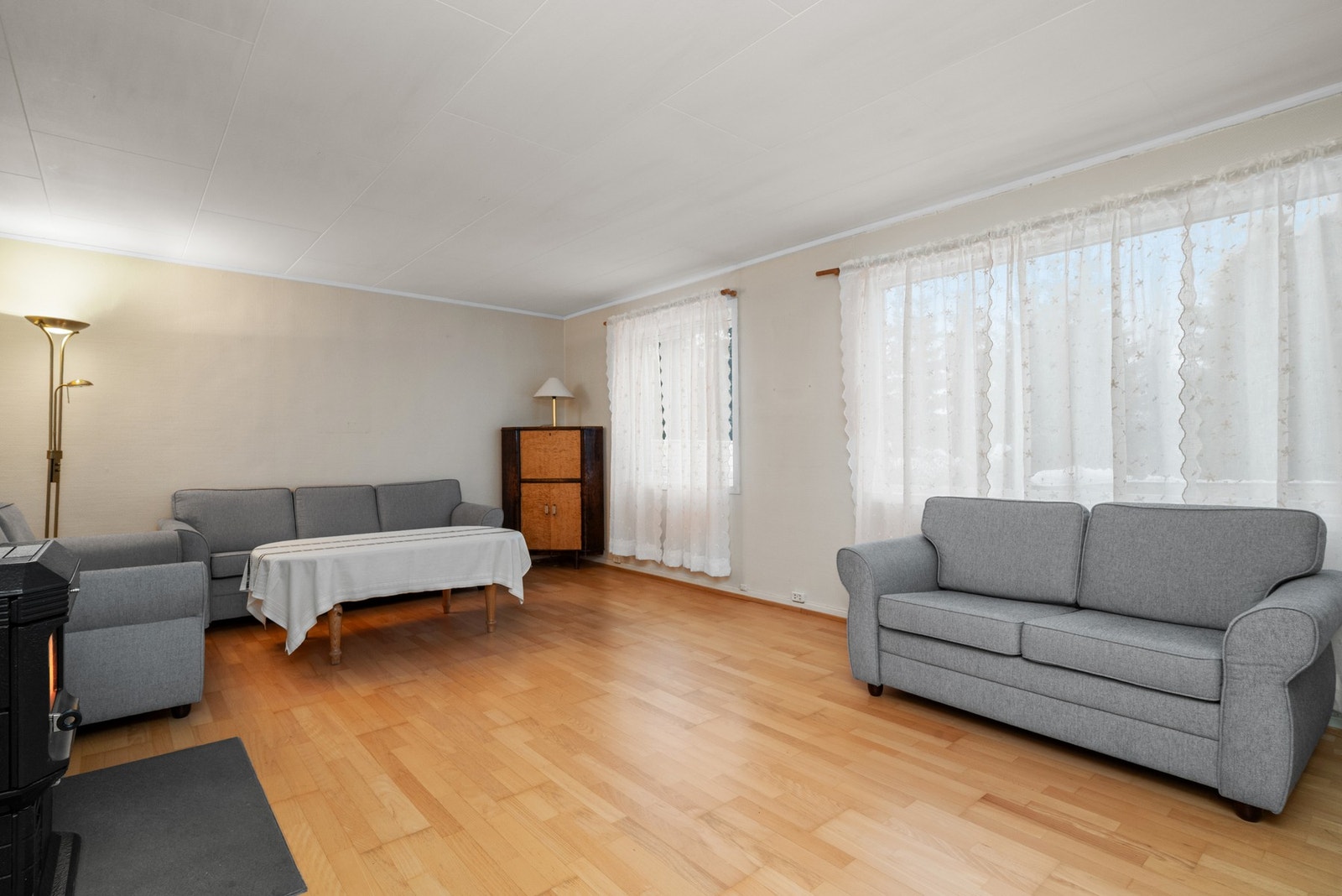 Stuen er delt i to soner og er på ca 53m². Galleribilde