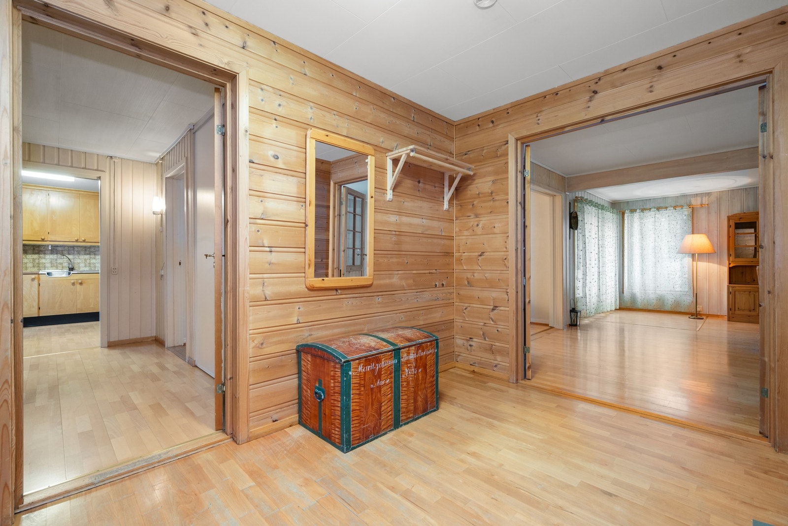 Romslig gang som leder til både vaskerom på 4m² og bad på 5m². Galleribilde