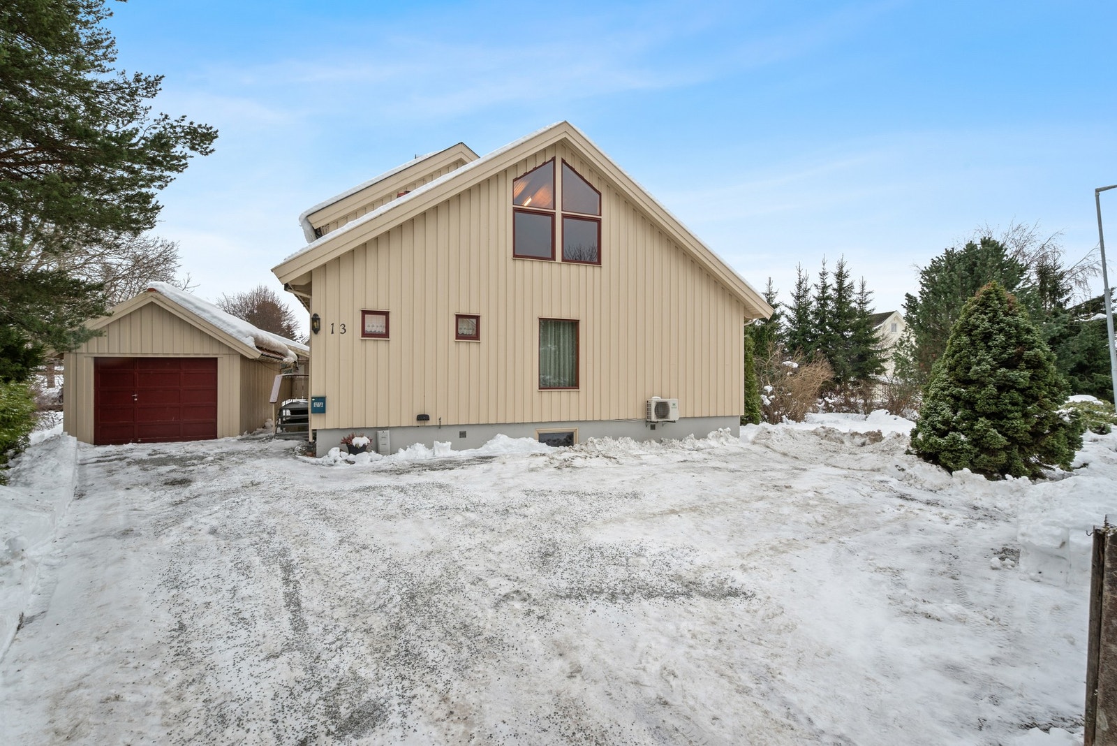 En stor og innholdsrik familiebolig med sentral beliggenhet på Heimdal. Galleribilde