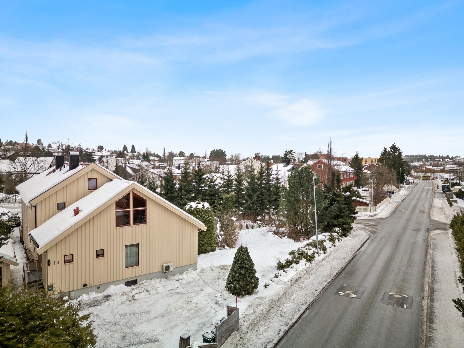 Stor eiendomstomt på 727m² med både grusbelagt gårdsplass og grøntareal med mye diverse beplantning. Galleribilde