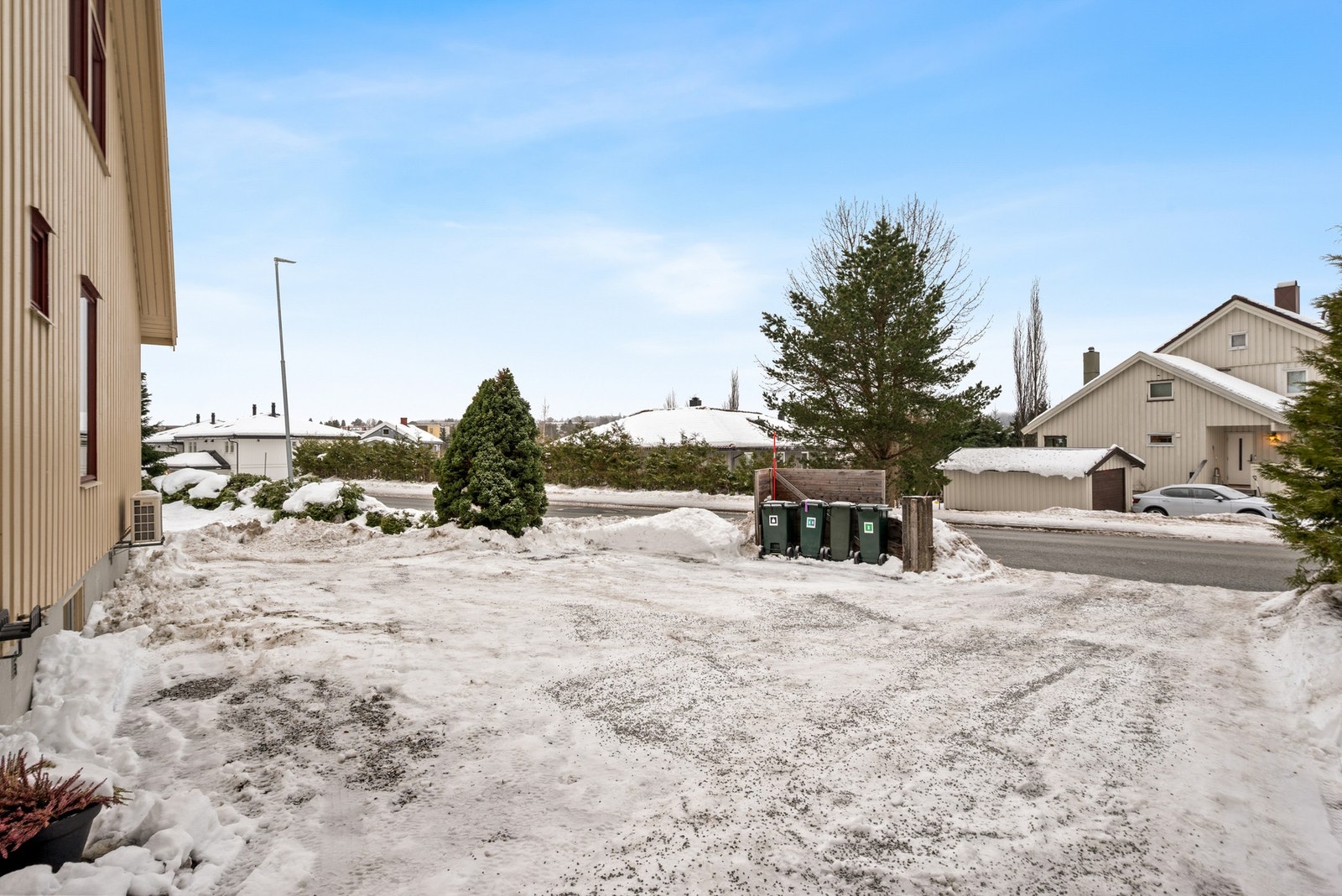 Stor gårdsplass med plass til flere biler. Galleribilde