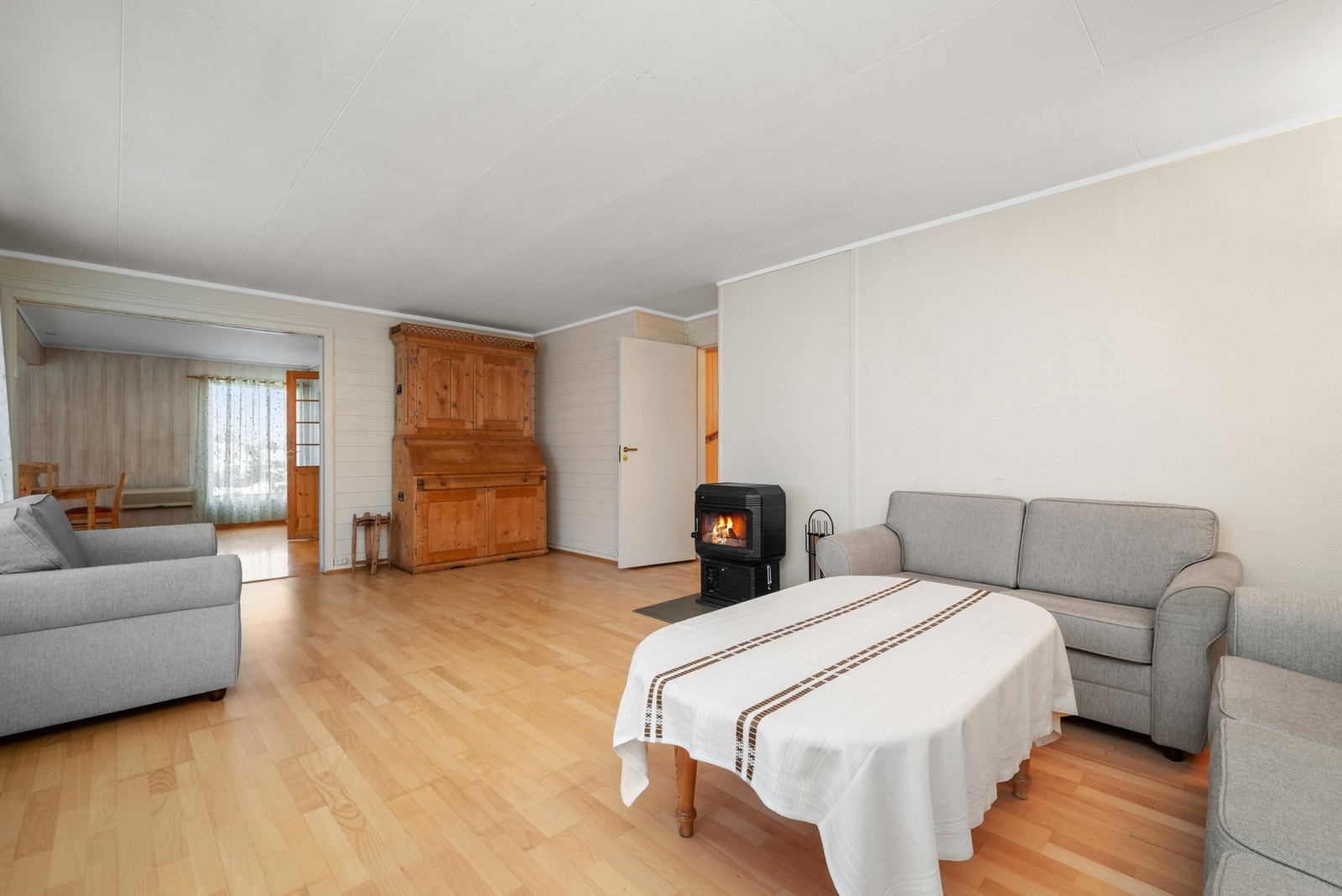 Boligen har både vedovn, varmepumpe og elektrisitet som oppvarmingskilder. Galleribilde