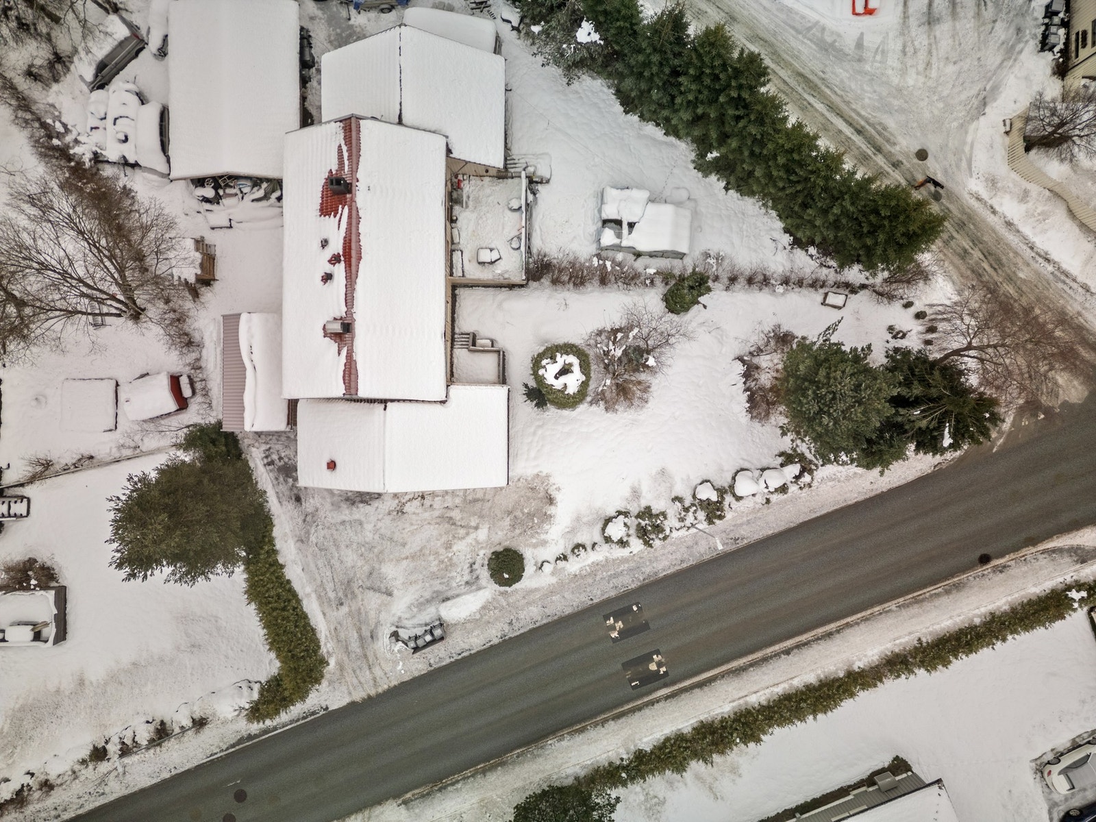 Vertikaltdelt tomannsbolig oppført i 1952 og senere påbygget i 1988. Galleribilde