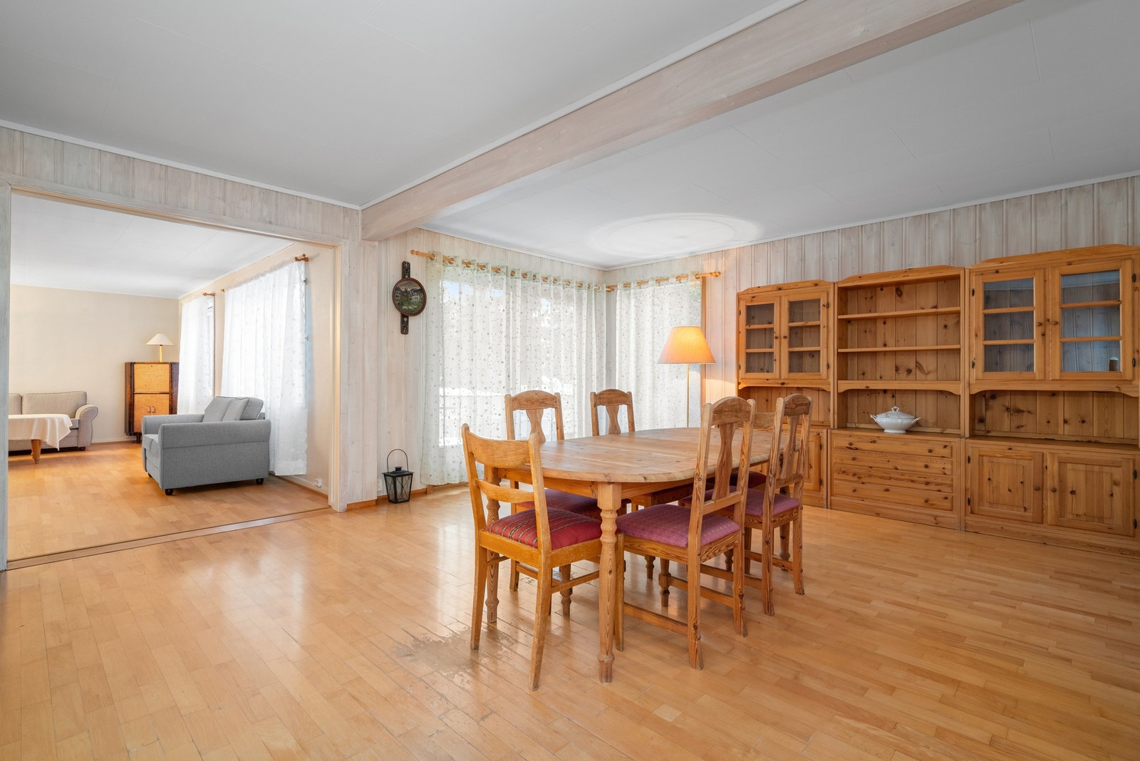 Fra stuen er det utgang til terrasse. Galleribilde