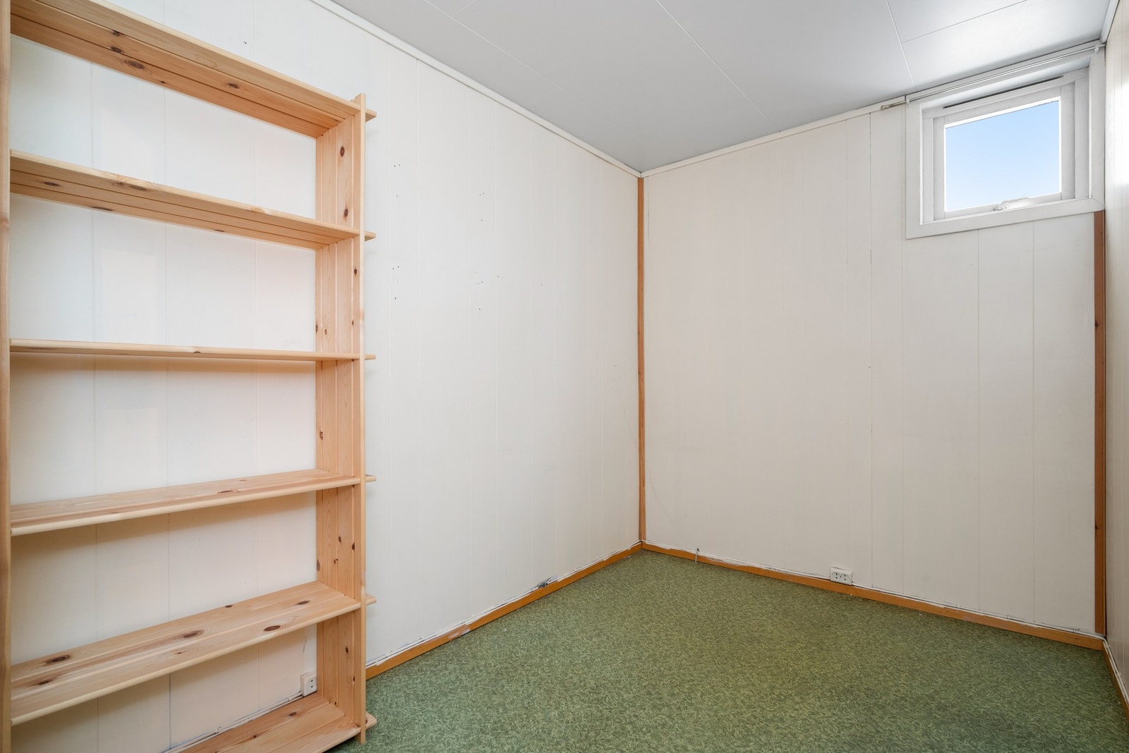 Kjelleren byr på hele 7 boder. Meget god lagringplass. Galleribilde