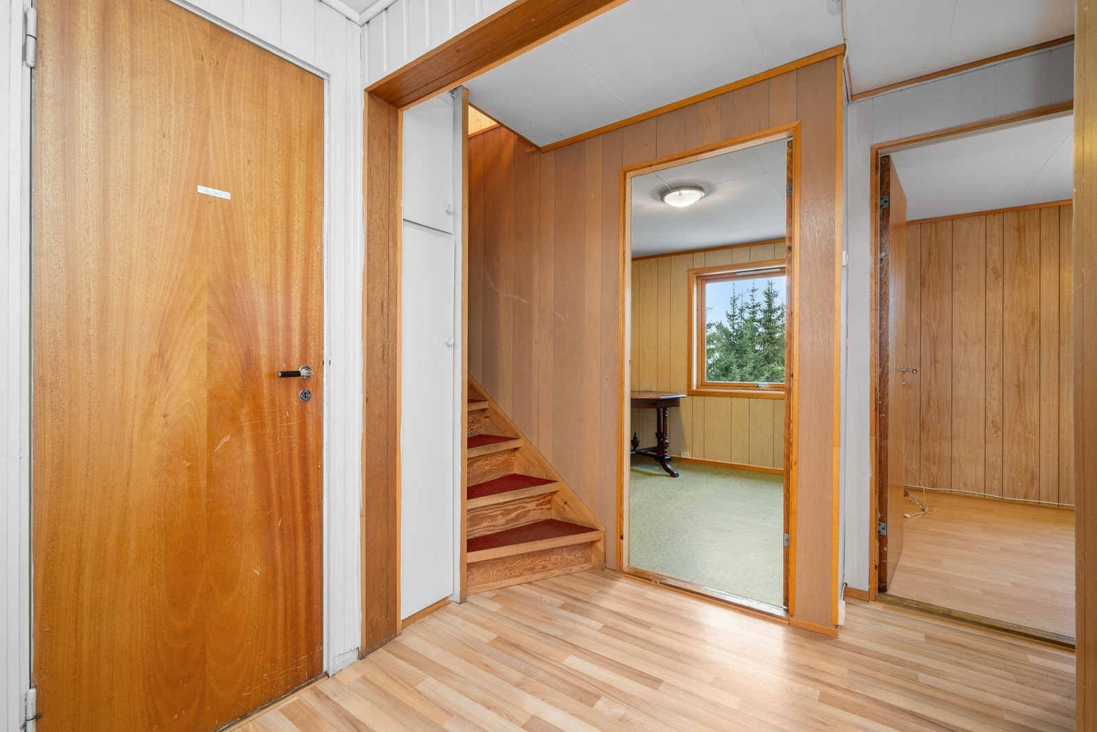 Gang og trapp opp til loft. Galleribilde