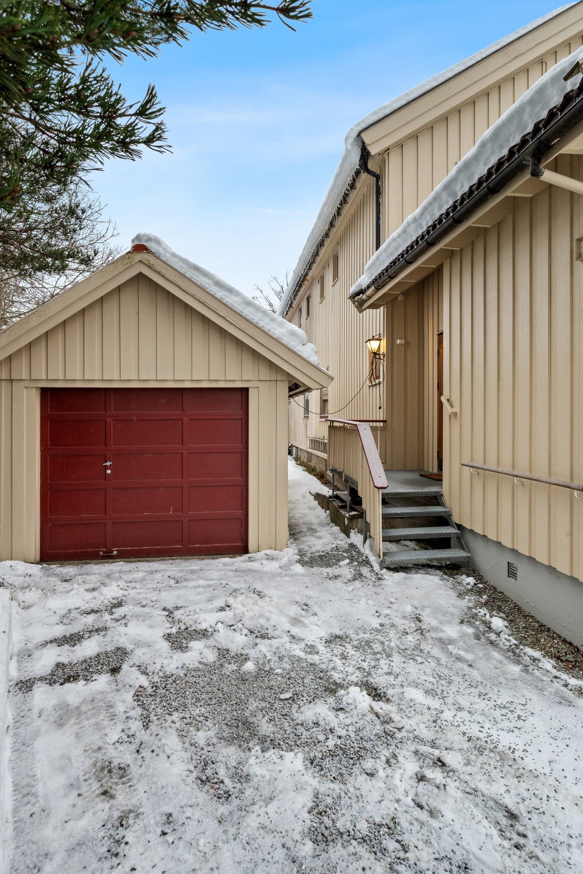 Det er egen inngang til kjelleren. Galleribilde