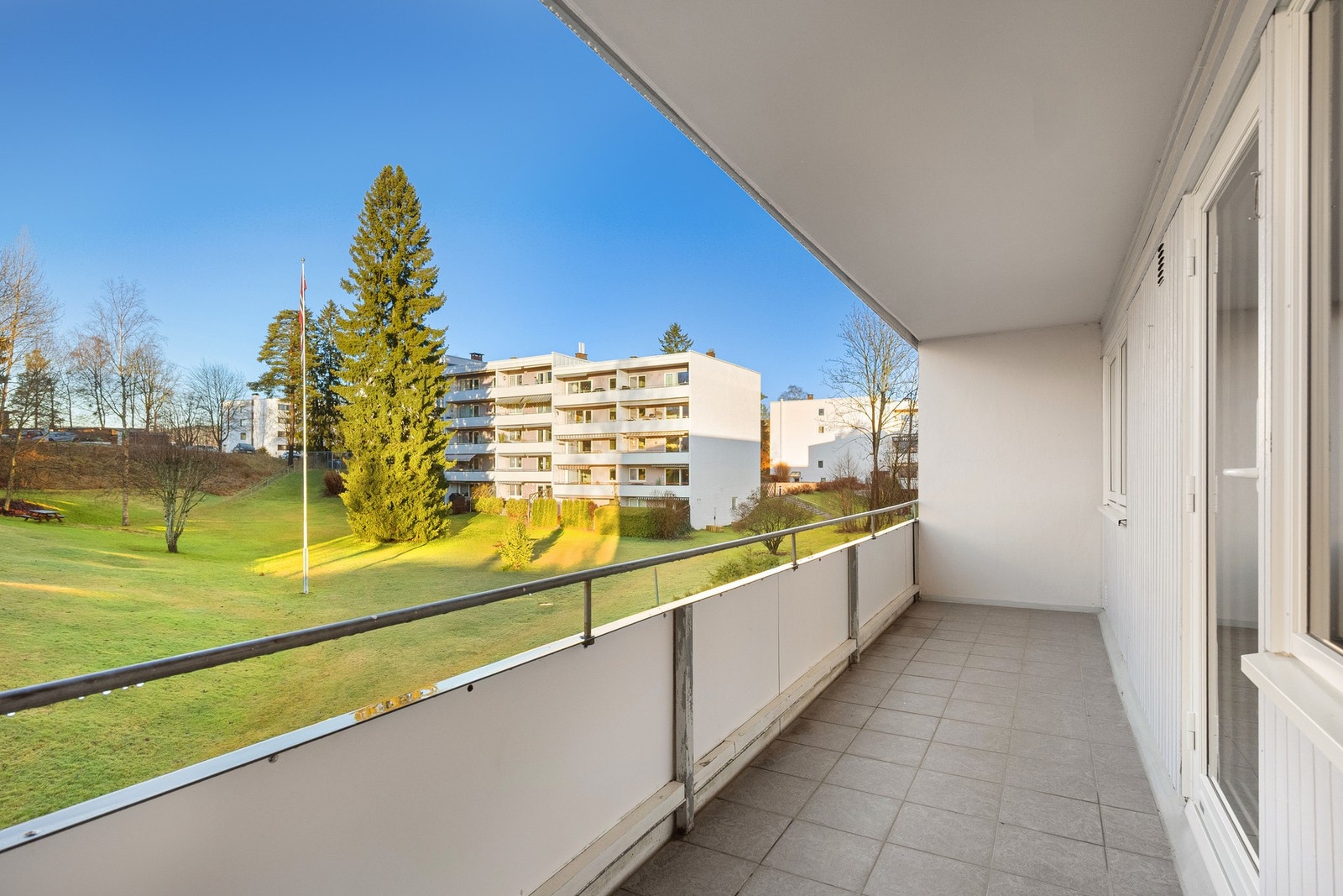 En lys og praktisk 3-roms leilighet med en solrik, vestvendt balkong, garasjeplass og attraktiv beliggenhet på Østerås. Galleribilde