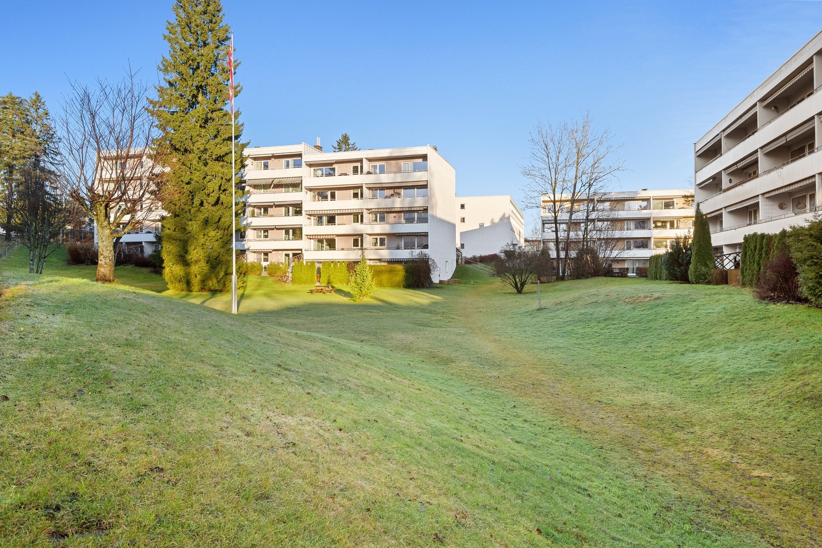 Skole for barn i alle aldre er å finne innen 2 km fra døra, og det er et godt barnehagetilbud i lokalområdet. Galleribilde