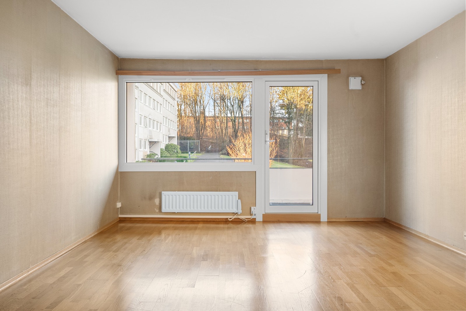 Fra stuen er det direkte utgang til leilighetens balkong. Galleribilde