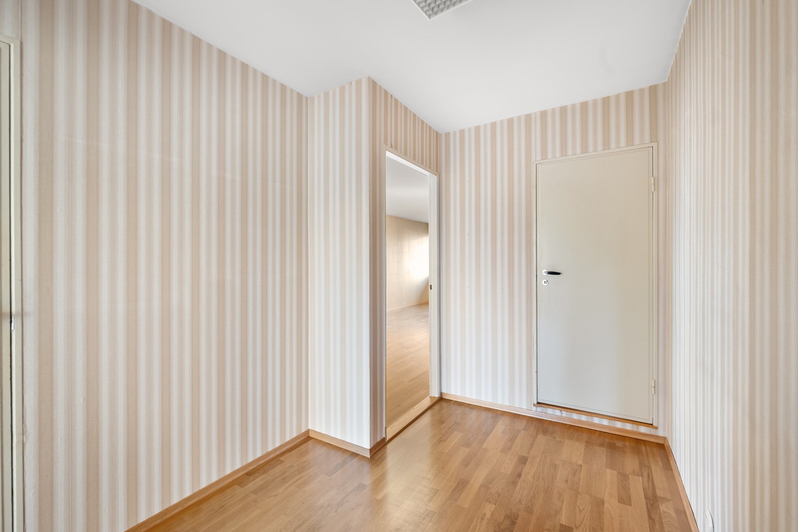 Entréen fungerer som et naturlig knutepunkt med adkomst til de fleste av boligens øvrige rom. Galleribilde