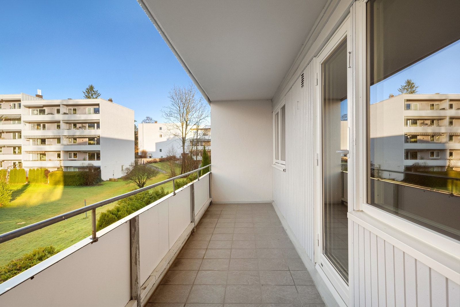 Perfekt for å nyte ettermiddagssolen i ly for vær og vind. Galleribilde