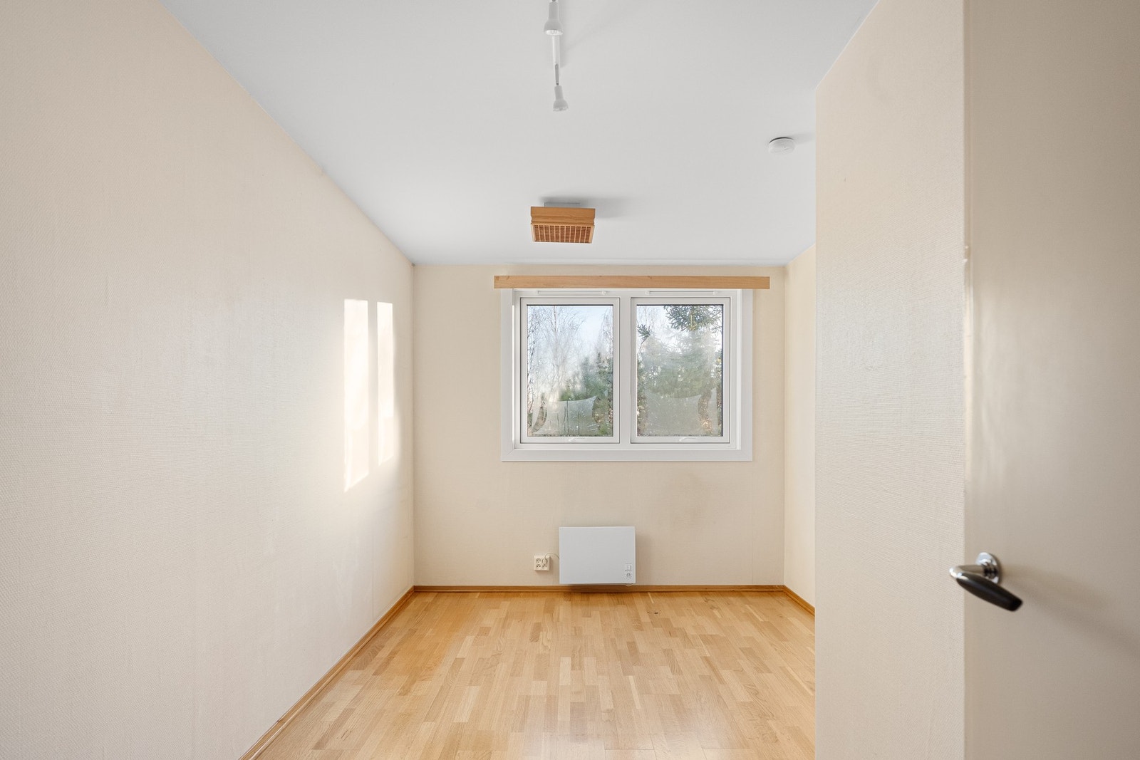 Det andre soverommet er noe mindre og passer utmerket som gjesterom, barnerom eller et praktisk hjemmekontor. Galleribilde