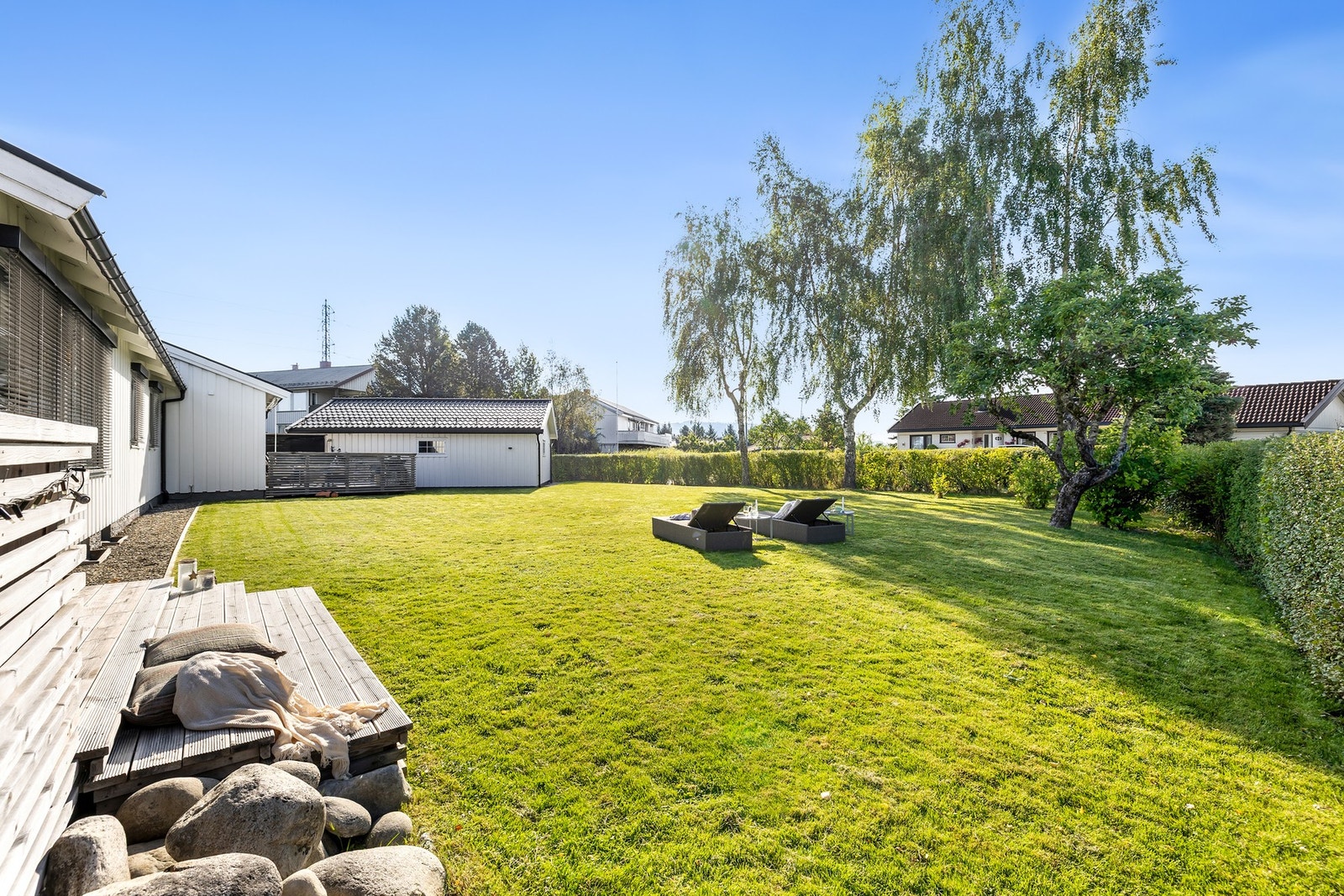 Solrik og romslig tomt på hele 1719 m². Galleribilde