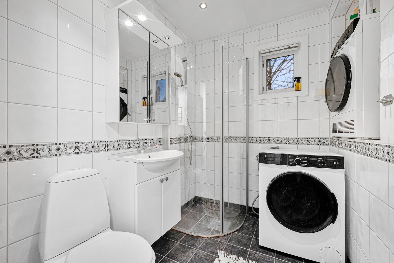 Bad utleiedel med opplegg for vaskemaskin. Galleribilde