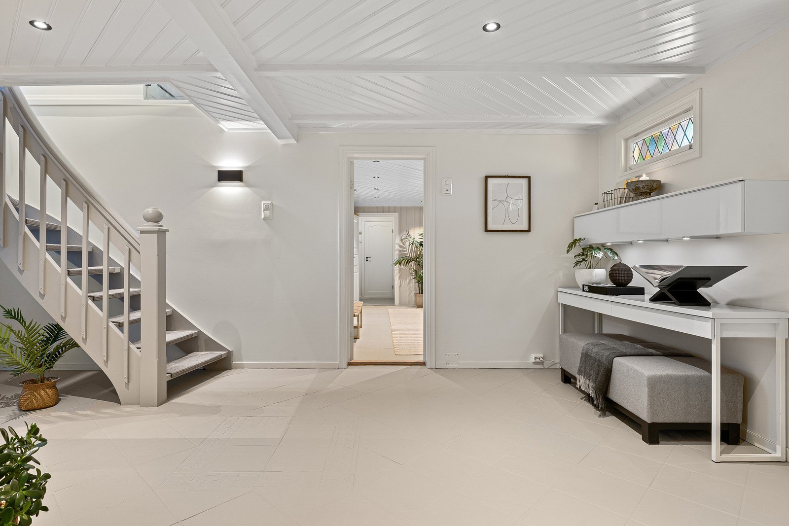 Praktisk adkomst til både oppholdsrom, soverom og vaskekjeller fra hallen. Galleribilde