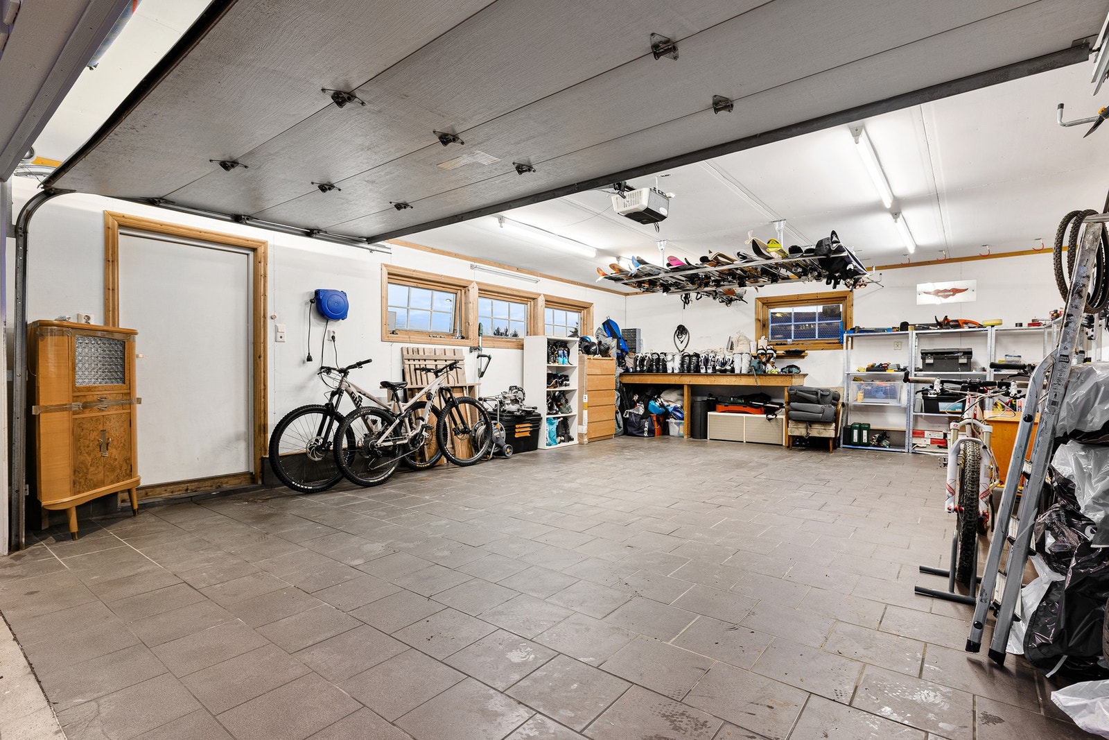 Garasjen på eiendommen er frittstående og oppført i år 2000. Garasjen fremstår som godt vedlikeholdt og gir rikelig plass til bil, sykler og lagring. Galleribilde