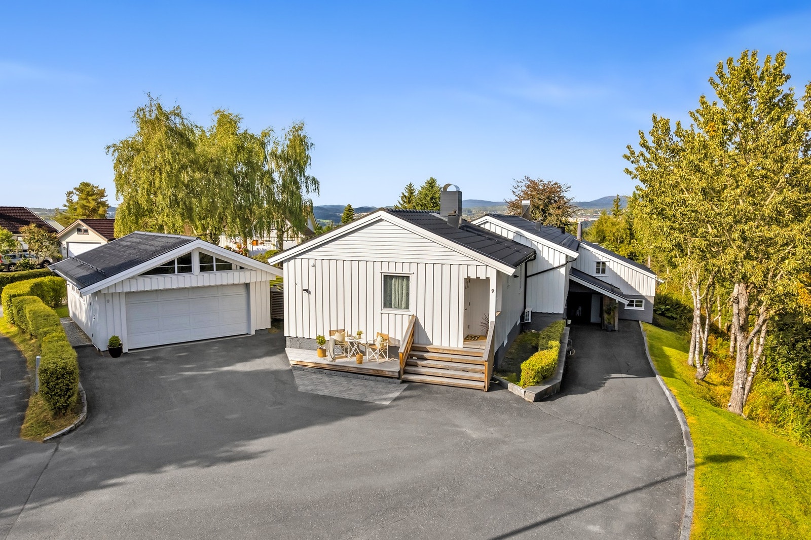 Eiendommen har gode parkeringsmuligheter og enkel adkomst til både bolig og garasje. Galleribilde