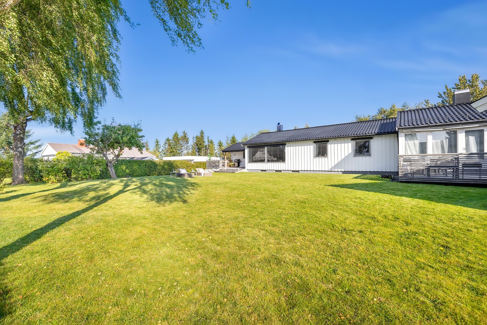 Hagen på eiendommen er romslig, solrik og pent opparbeidet med store plenarealer som gir god plass til lek, avslapning og sosiale aktiviteter. Galleribilde