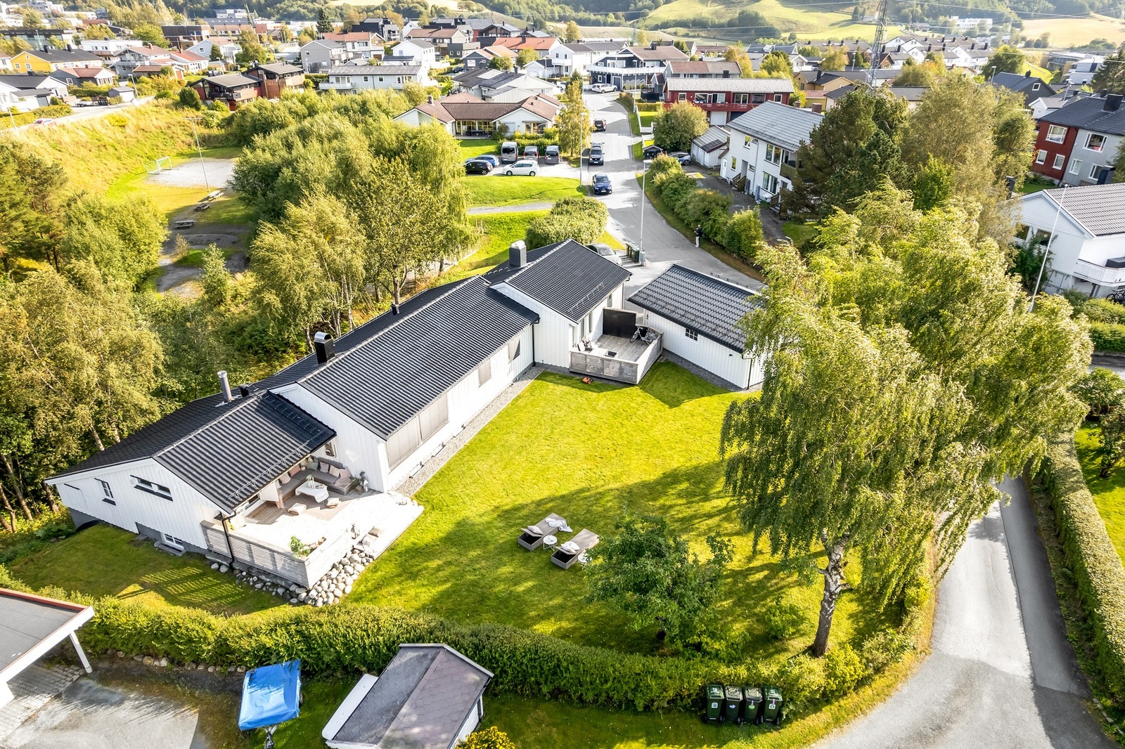 Stor, solrik hage med god plass til lek, avslapning og sosiale aktiviteter - perfekt for barnefamilier. Galleribilde