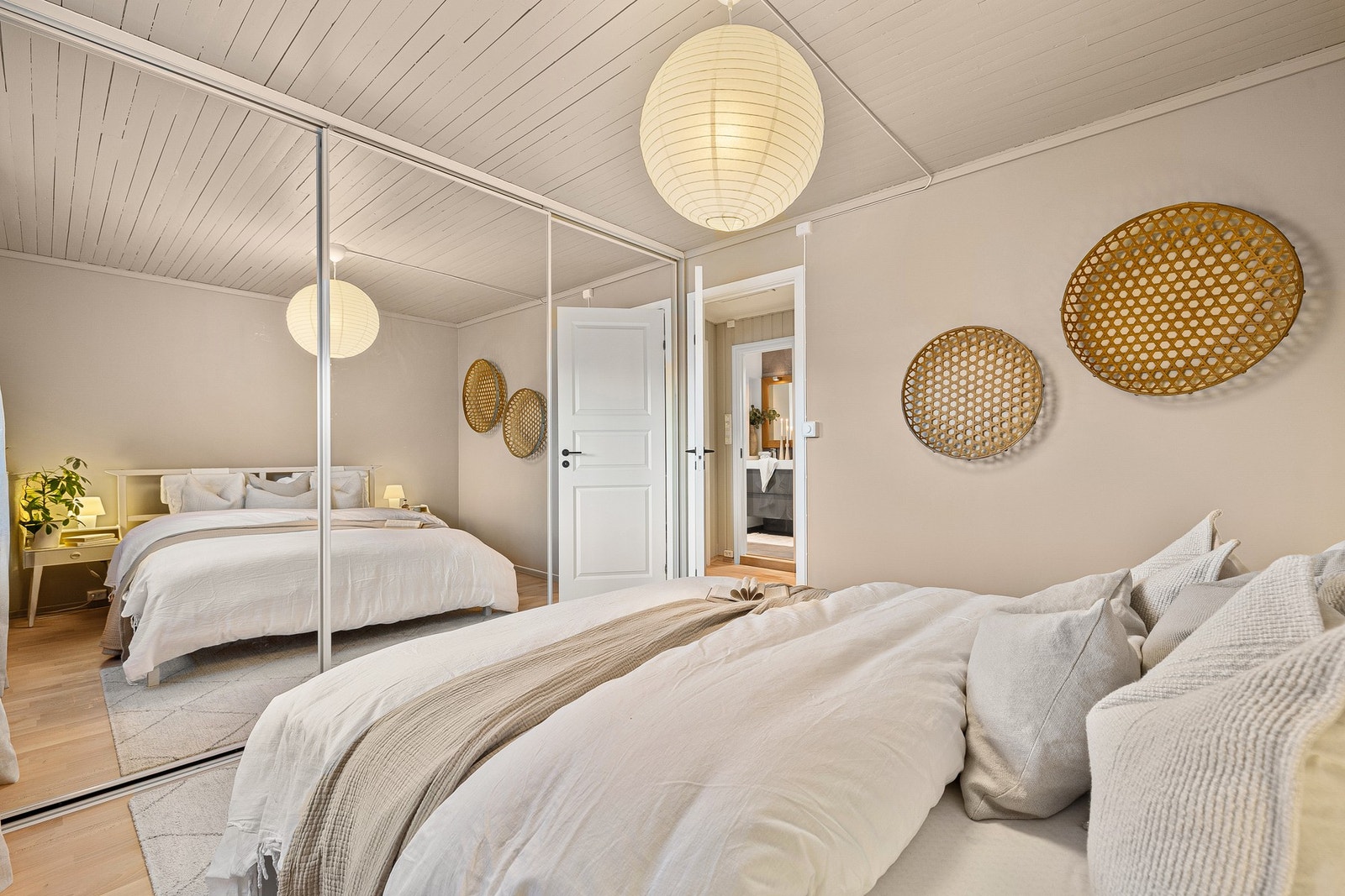 Hovedplan. Soverom 2, 11.9 m². Praktisk skyvedørsgarderobe gir rikelig med oppbevaringsplass. Galleribilde