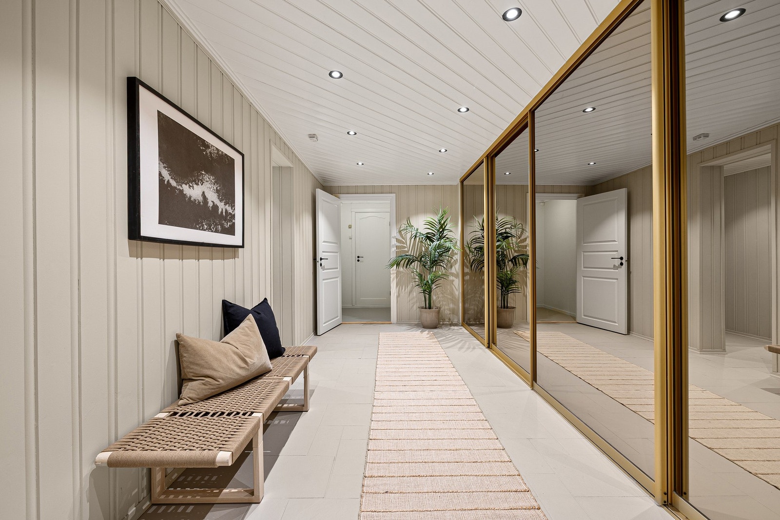 God plass til oppbevaring av yttertøy og sko i skyvedørsgarderobe. Galleribilde