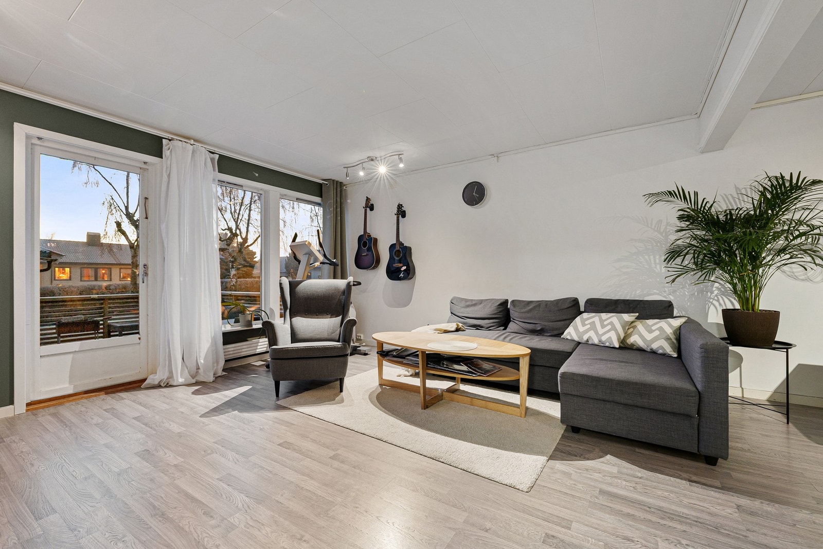 Lys og trivelig stue med store vindusflater som gir godt med dagslys og utsikt mot hagen. Rommet har god plass til både sofagruppe og spisebord, og gir leietakerne et komfortabelt oppholdsrom. Galleribilde