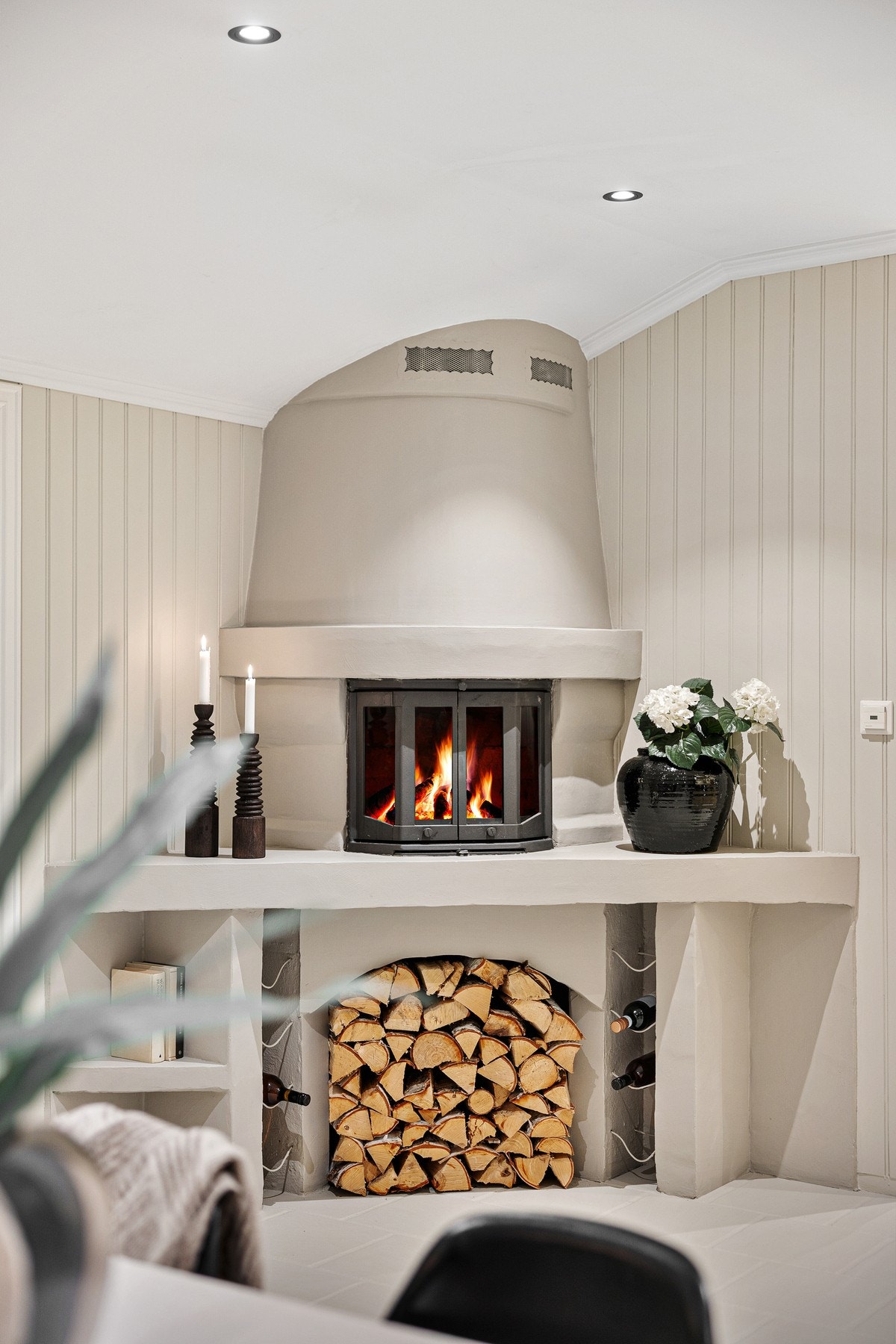 Radiatorer i hoveddelen og utleiedelen i 1. etasje er tilknyttet en vannbåren varmesentral fra 2015. Varmepumpe, luft til luft er plassert i stuen. Galleribilde