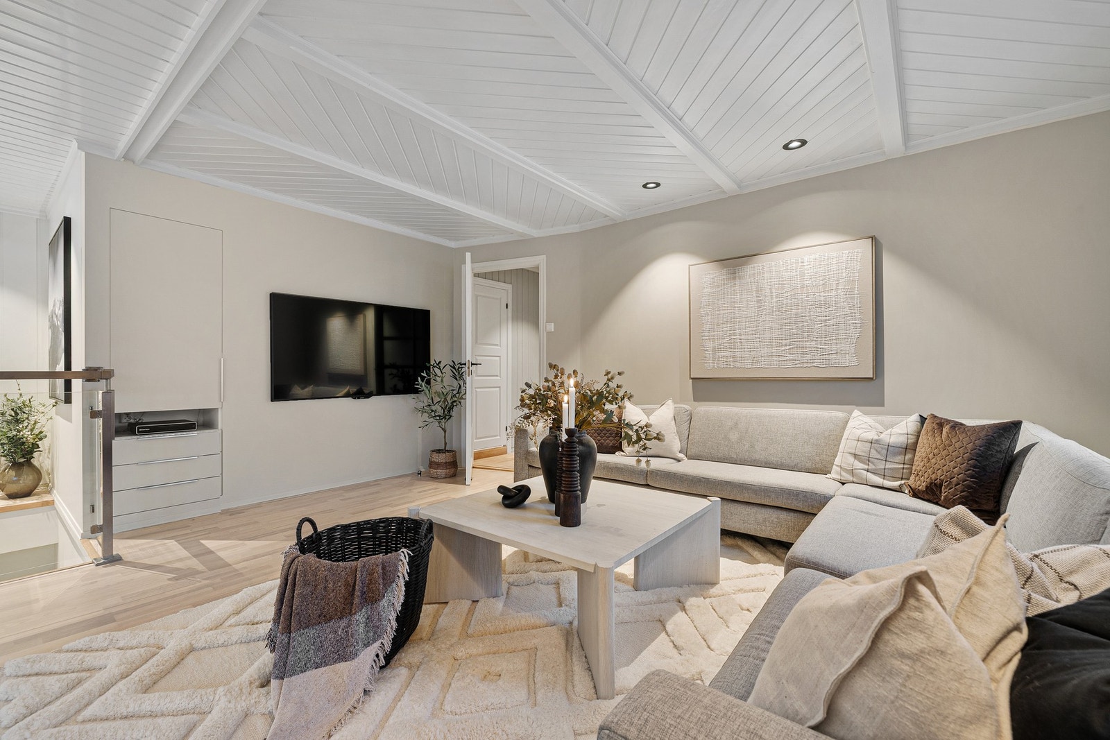 Stuen har god plass til både sofagruppe og spisebord - perfekt for sosiale sammenkomster. Galleribilde