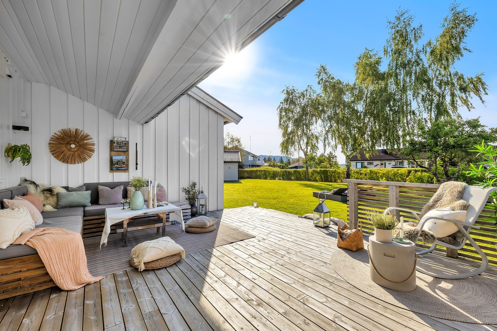 Terrassen har direkte adkomst til hagen og grønne omgivelser - ideelt for lek og avslapning. Galleribilde