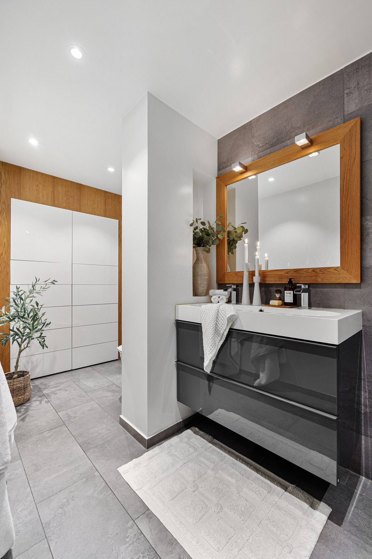 Flislagte overflater, downlights i himlingen og moderne innredning. Galleribilde