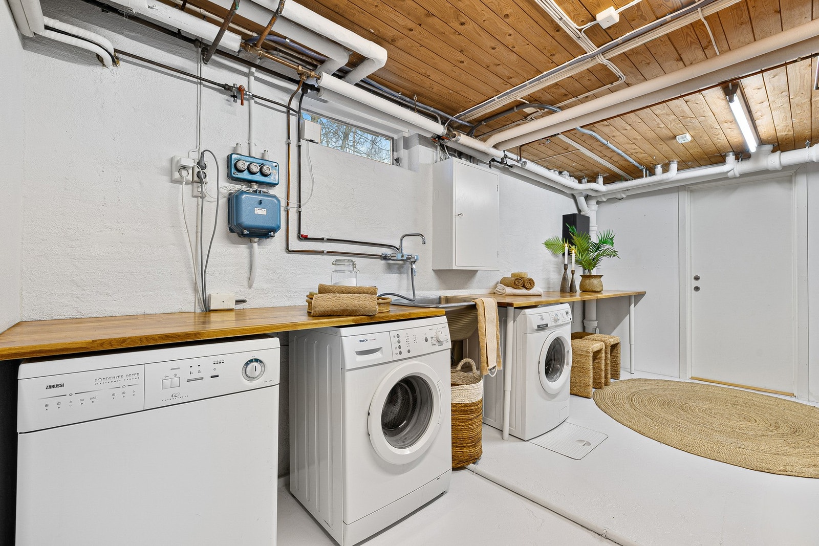 Praktisk vaskerom i sokkel. Varmesentral fra 2015 for vannbåren varme.
Anlegget fast el-tilkobling med sikkerhetsbryter. Vannrør i kobber og lokale stoppekraner.
Det er utført lokal utbedring/service på varmedelen i 2025 i følge eier. Galleribilde