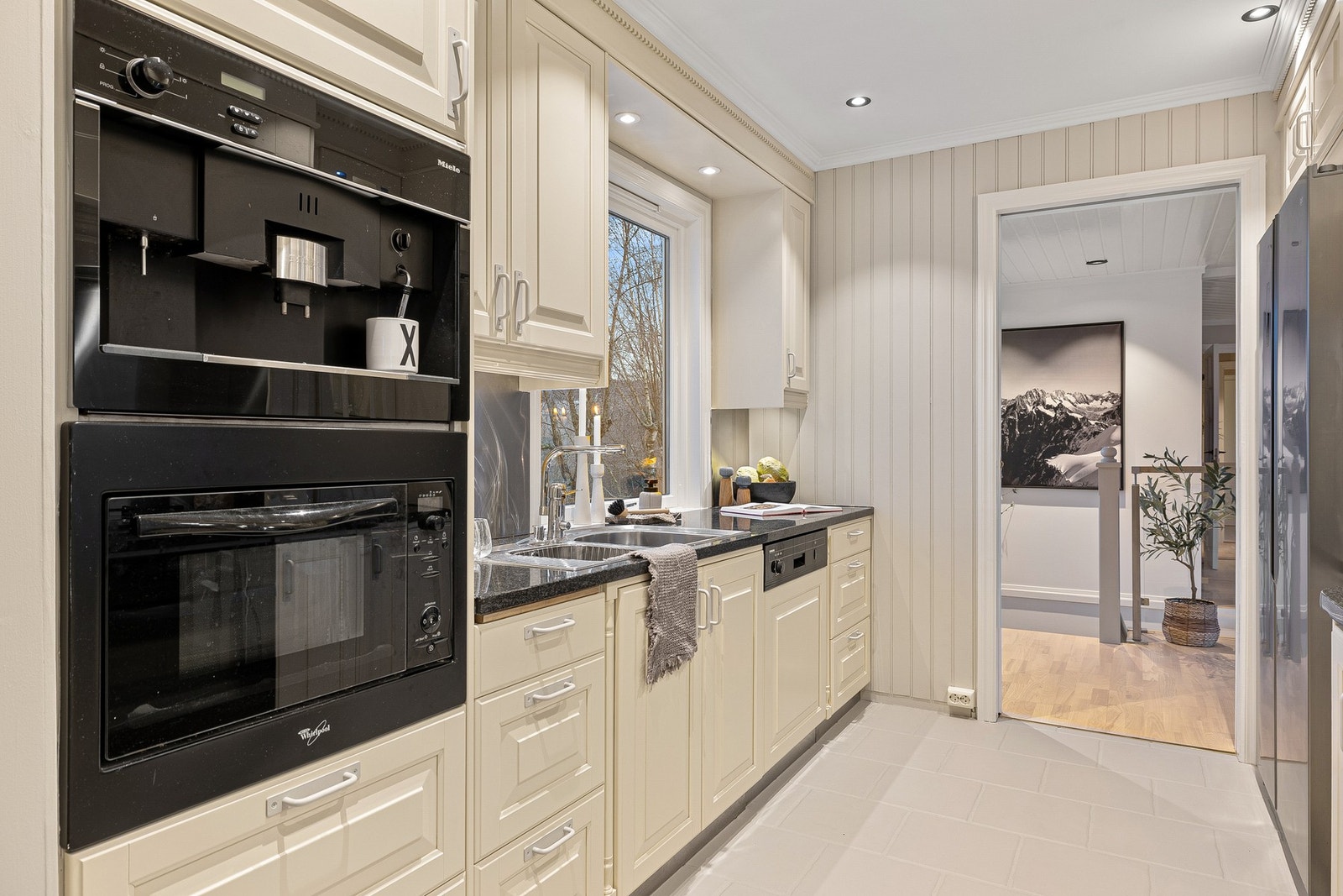 Romslig kjøkken med god benkeplass og integrerte hvitevarer. Galleribilde