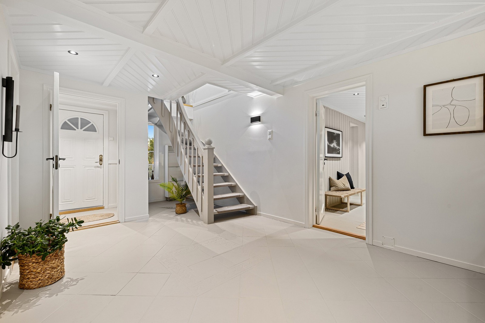 Hallen har downlights i himlingen. Galleribilde