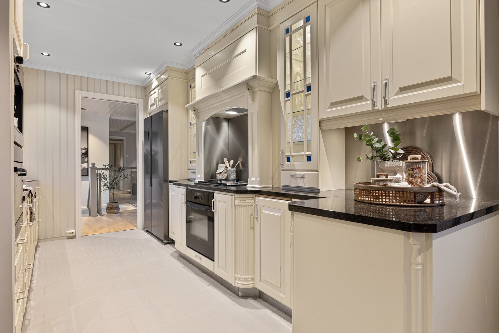 Kjøkkenet har moderne stein benkeplate og profilerte fronter som gir et stilrent uttrykk. Galleribilde