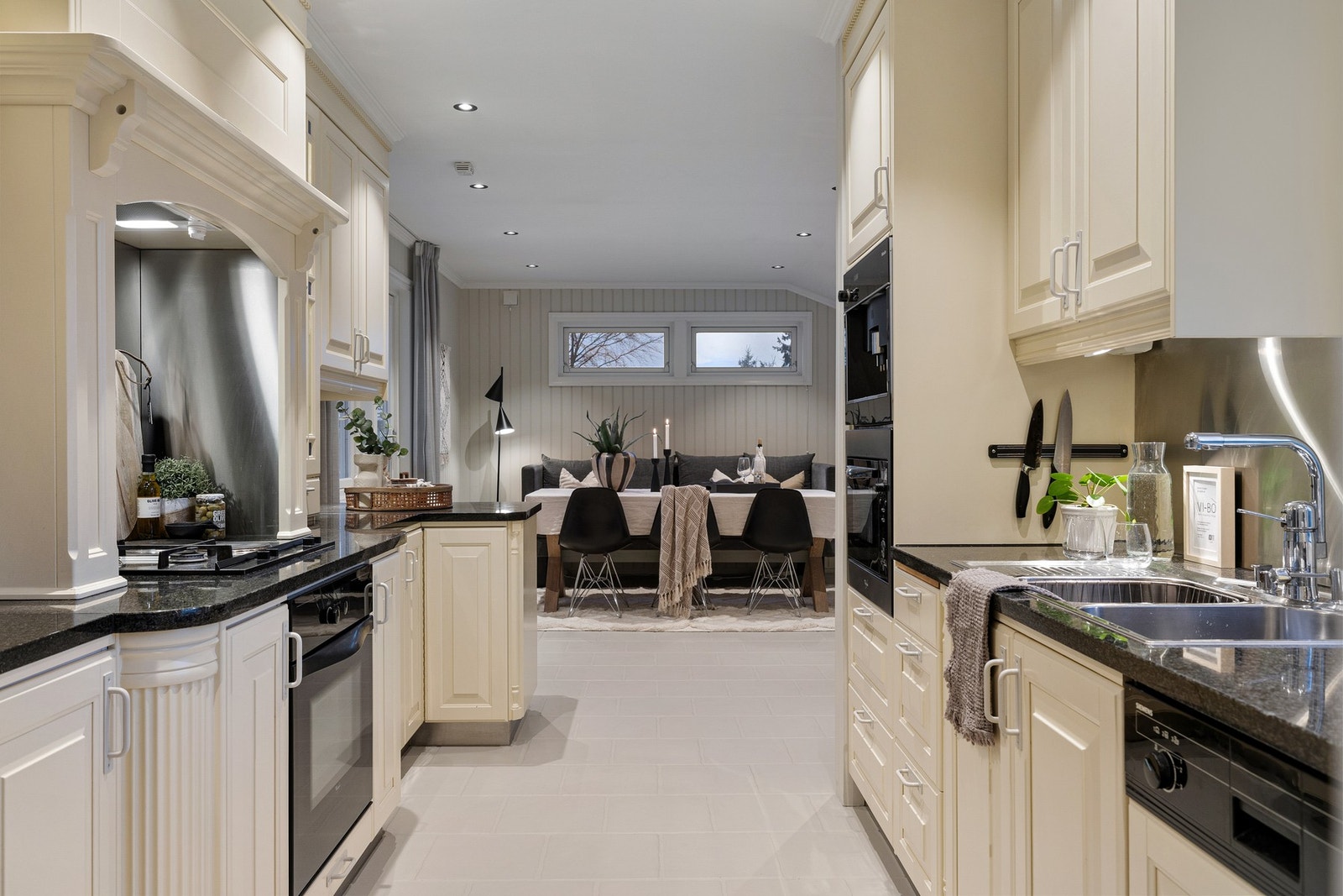 Kjøkkenet har god oppbevaringsplass med både overskap og underskap, samt plass til store kjøkkenapparater. Galleribilde