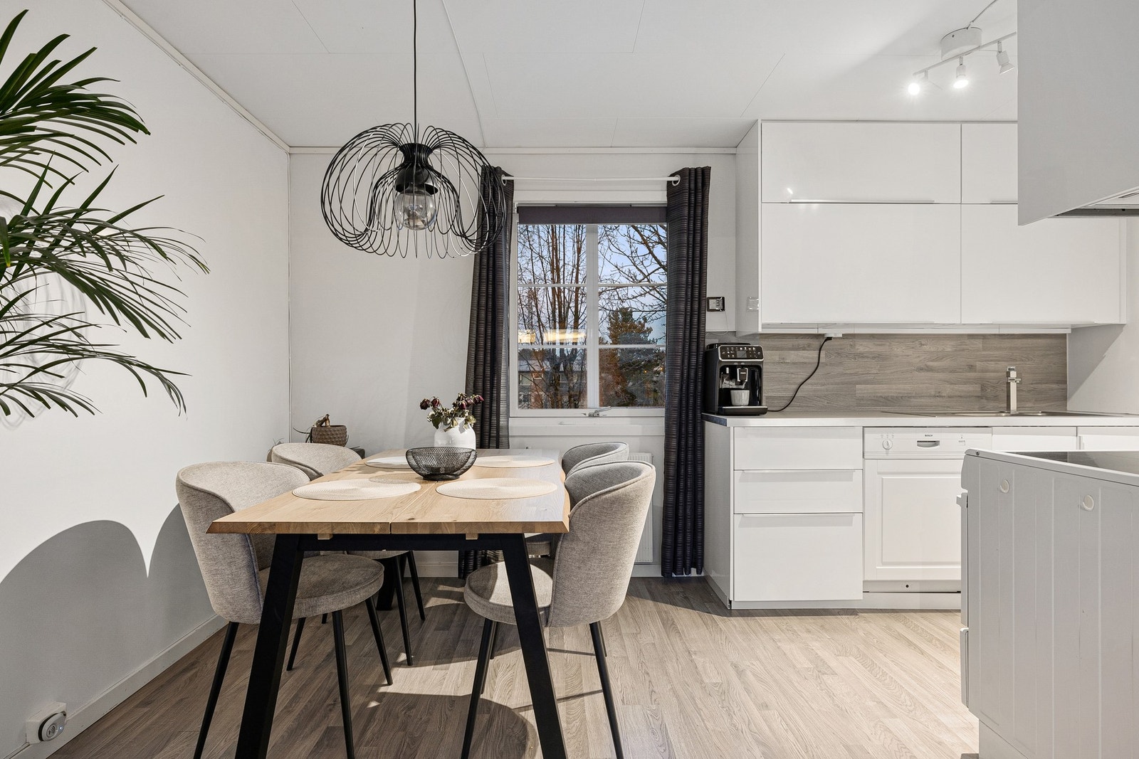 Plass til spisebord i kjøkken. Galleribilde