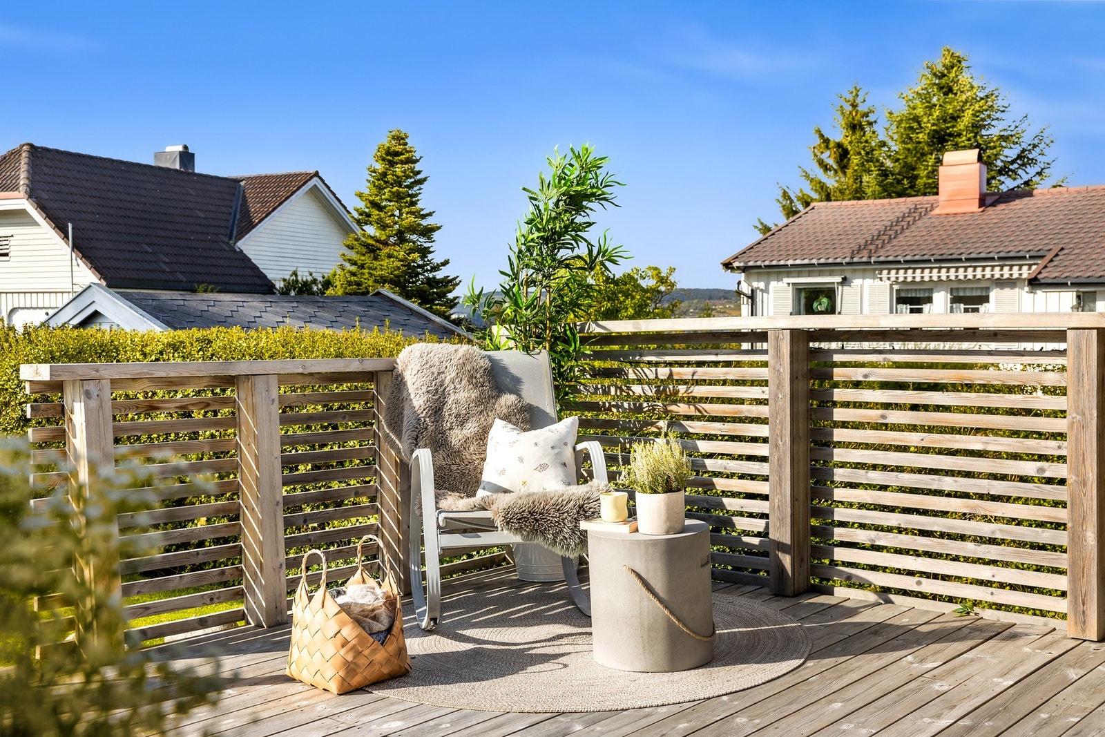 Nyt lange sommerdager med familie og venner på en terrasse som inviterer til både grilling og avslapning. Galleribilde