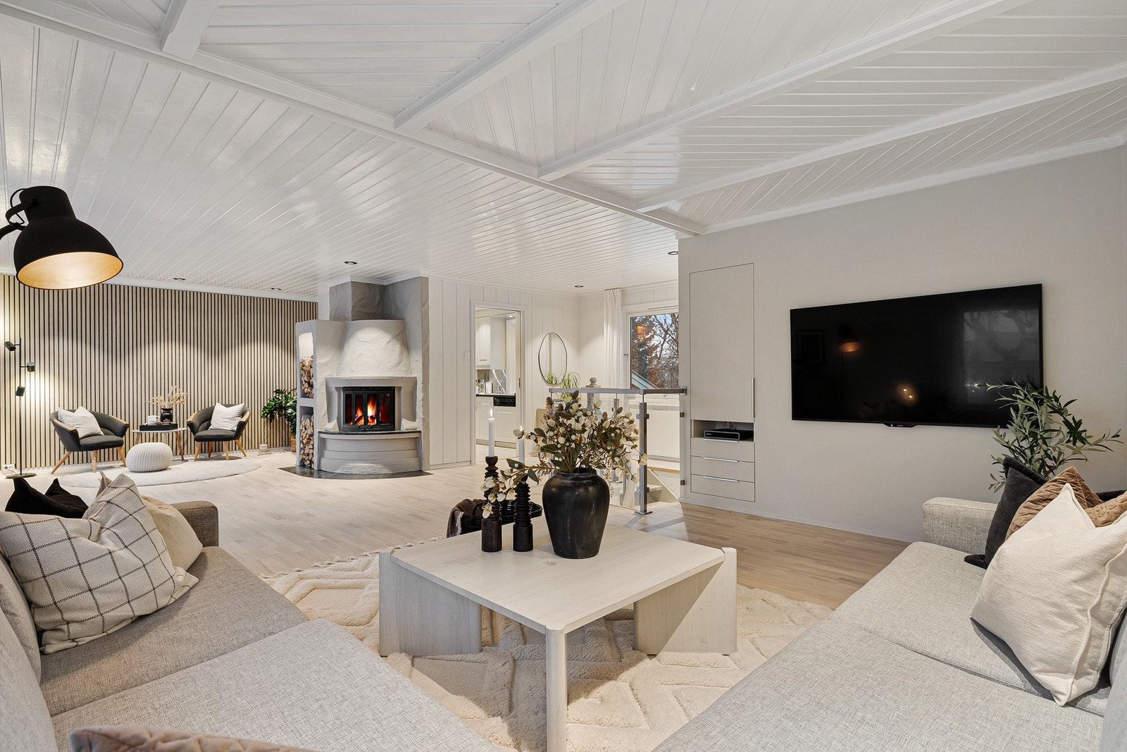 Stuen har downlights i himlingen som gir behagelig belysning året rundt. Delvis åpen løsning mellom stue og kjøkken gir en luftig og sosial atmosfære. Galleribilde