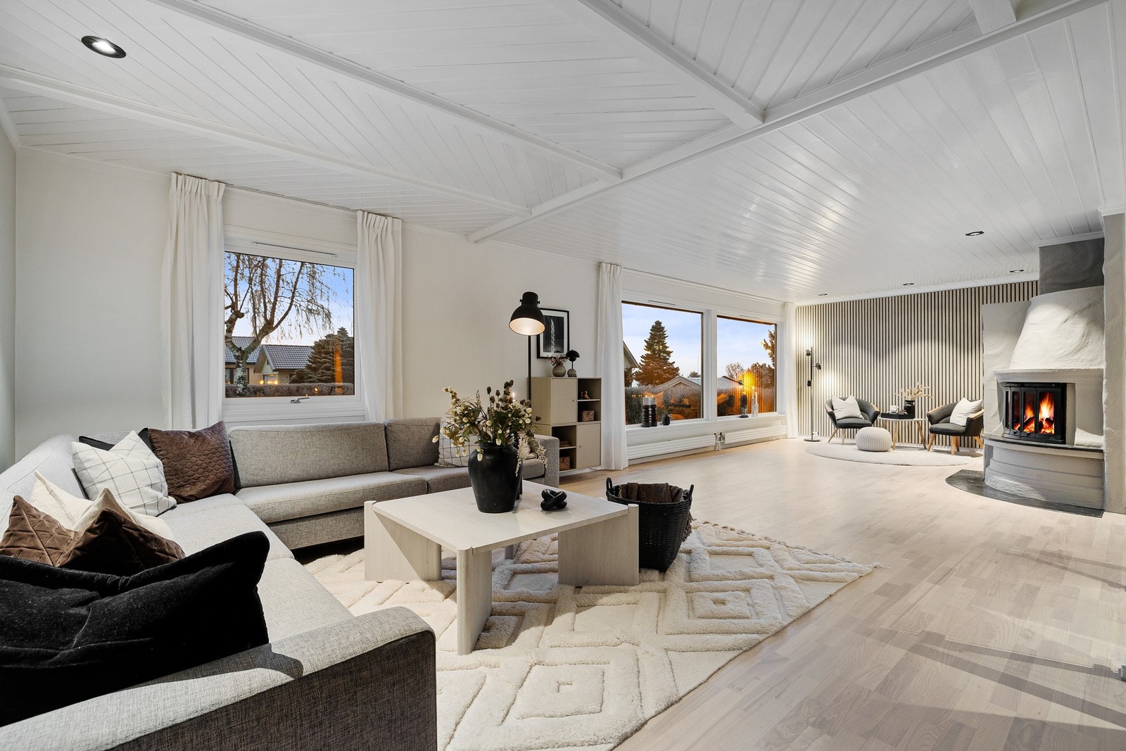 Meget romslig stue på 48.9m² med store vindusflater ut mot hagen. Galleribilde