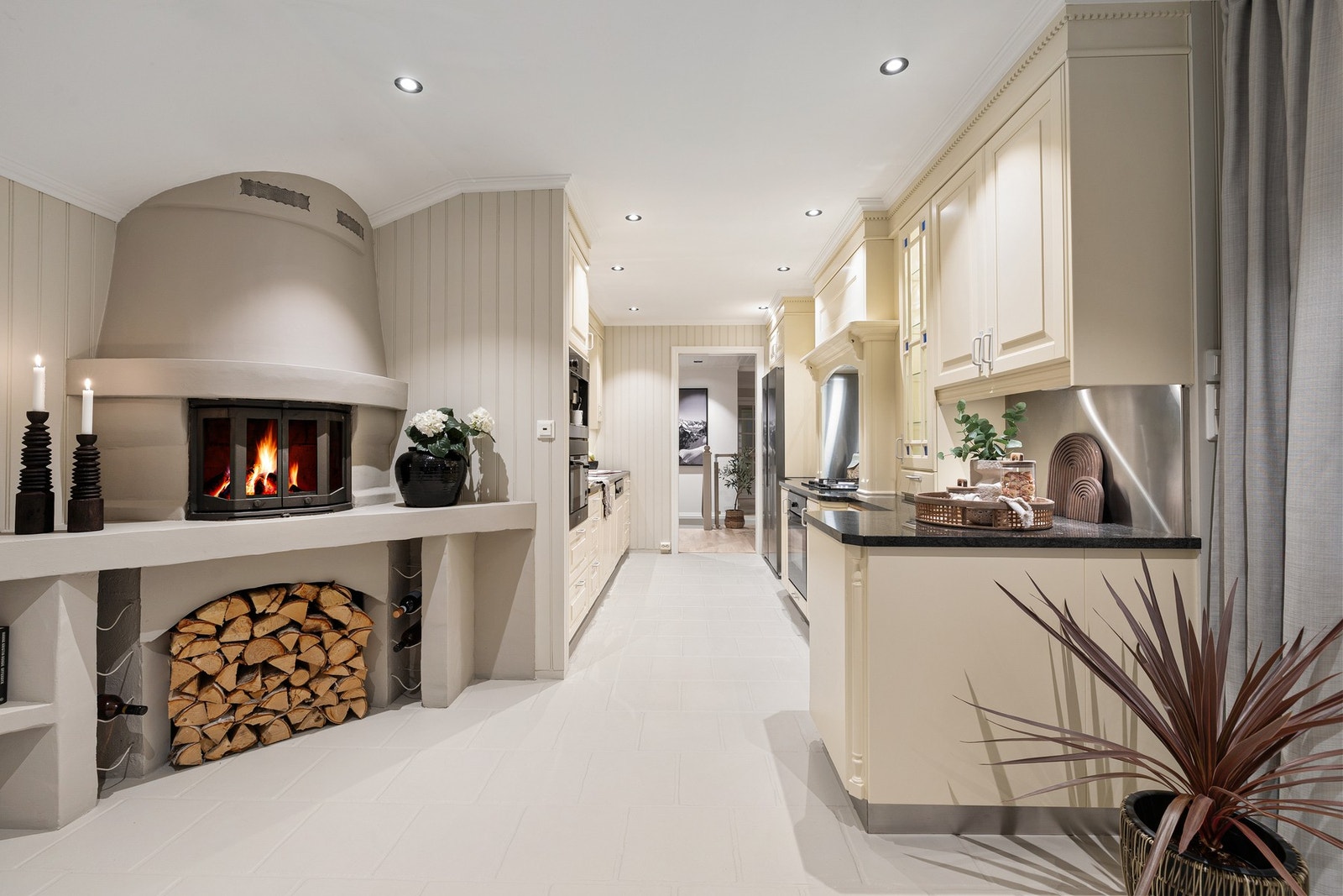 Peis med ovnsinnsats gir både varme og en hyggelig atmosfære på kalde dager. Galleribilde